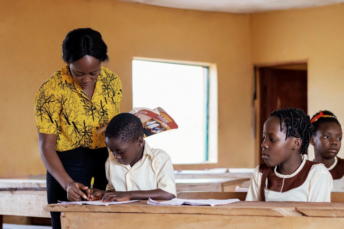 Banner african-woman-teaching-children-class